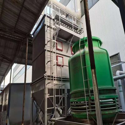 시멘트 공장의 큰 실로의 꼭대기에 800kg 가구 먼지 수집기