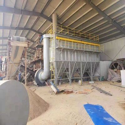 시멘트 공장의 큰 실로의 꼭대기에 800kg 가구 먼지 수집기